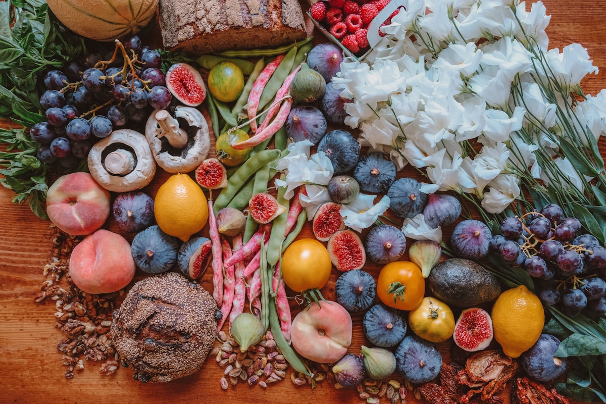 Repas équilibré avec légumes frais et protéines